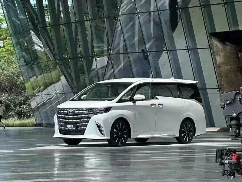 Desain Eksterior Toyota Alphard: Elegan dan Berkelas